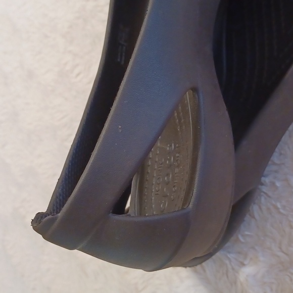 NWOT dressy Crocs, sz 9W, brown with a lizard type design on the front. - Picture 4 of 8